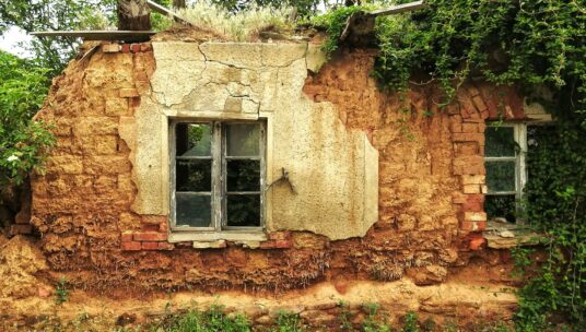 Vanha, risa talon seinä.